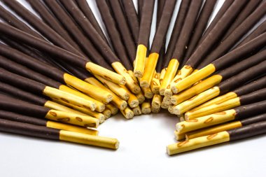 Çikolatalı Krem kaplı bisküvi beyaz arka plan üzerinde sopa