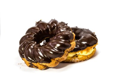 Beyaz arka planda çikolatalı çörekler