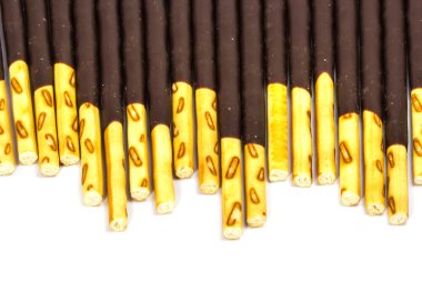 Çikolatalı Krem kaplı bisküvi beyaz arka plan üzerinde sopa