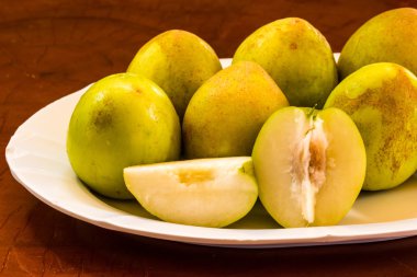 maymun elma beyaz çanak üzerinde.