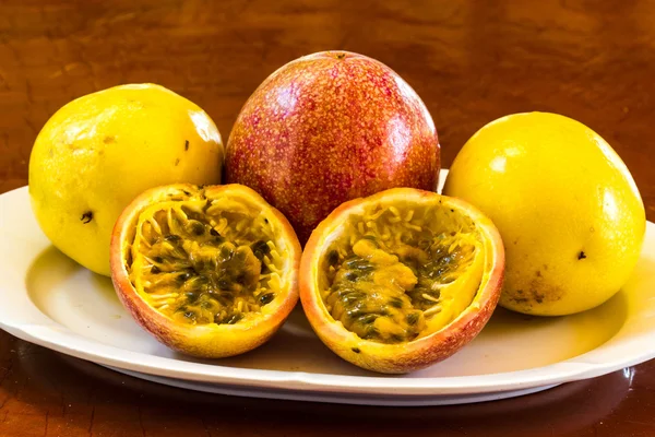 passionfruits üzerinde beyaz tabak.