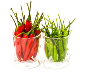 Beyaz arka planda kırmızı biber