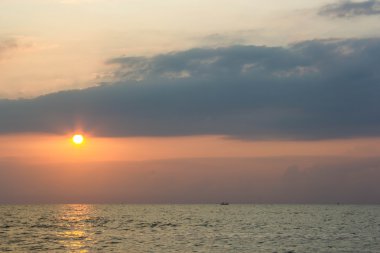 bangrood beach Prachuap Khiri Khan Tayland güneş doğarken.