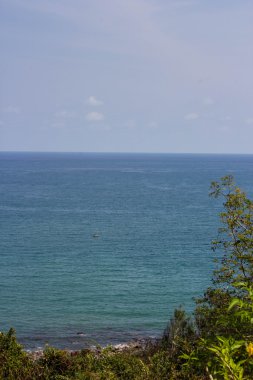 deniz ve mavi gökyüzü