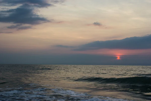 bangrood beach Prachuap Khiri Khan Tayland güneş doğarken.