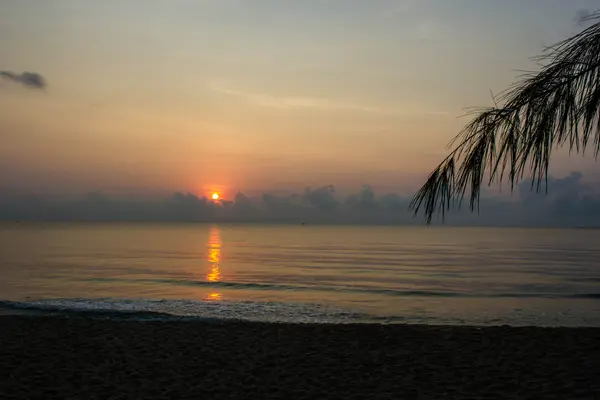 Salida del sol en la playa de bangrood Prachuap Khiri Khan Tailandia . — Foto de Stock