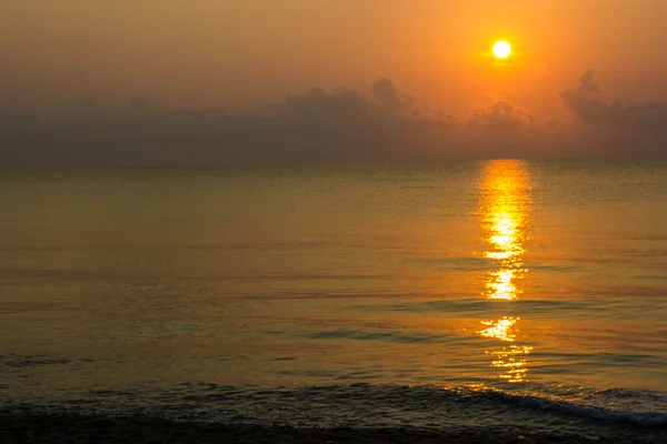 Sonnenaufgang am Strand von Bangrood prachuap khiri khan thailand. — Stockfoto
