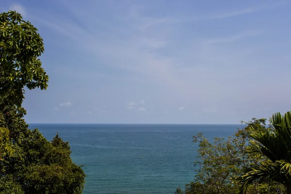 Mare e cielo azzurro — Foto Stock