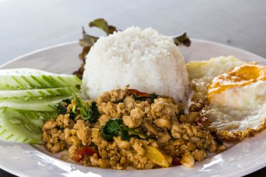  Kızarmış domuz eti ve fesleğenli pilav.