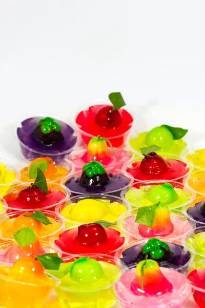 Deletable fruta de imitación en gelatina, postre tailandés sobre respaldo blanco — Foto de Stock