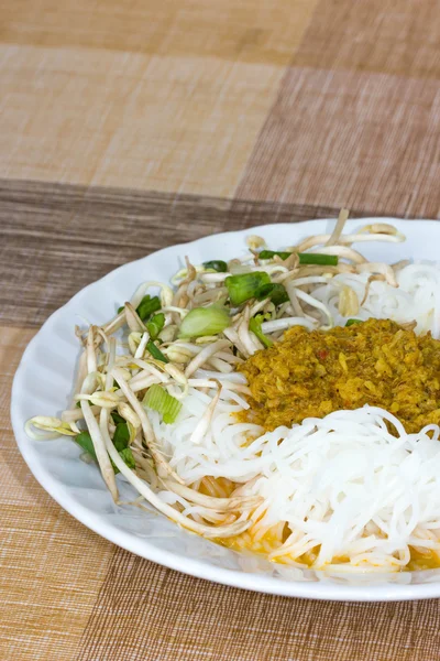 Fideos comidos con curry o fideos estilo tailandés comidos con curry — Foto de Stock
