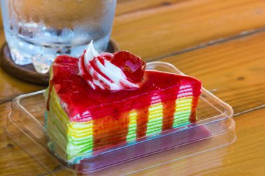 Gökkuşağı krep kek üzerine çilek sosu