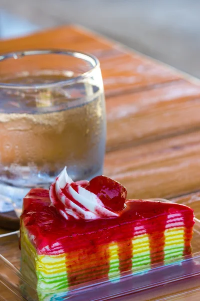 虹のクレープ ケーキにストロベリー ソース — ストック写真