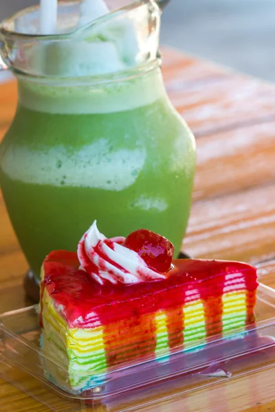 Erdbeersoße auf Rainbow Crape Cake — Stockfoto