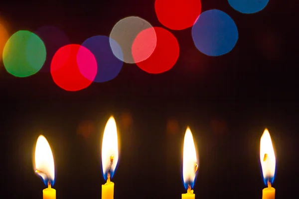 Luz de la vela en la noche con el color bokeh —  Fotos de Stock