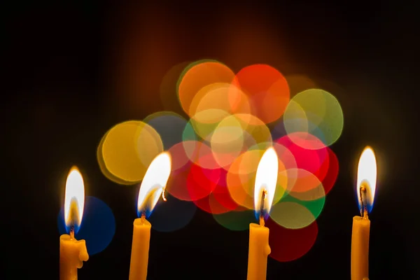 Luce di candela di notte con colore bokeh — Foto Stock
