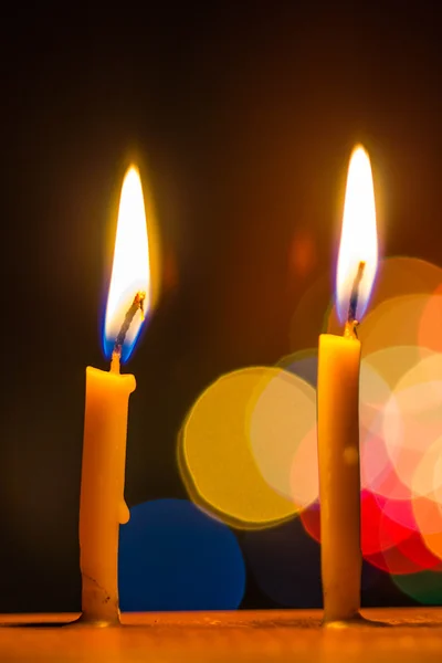 Svíčky světlo v noci s barvou bokeh — Stock fotografie