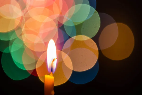 Luz de la vela en la noche con el color bokeh — Foto de Stock