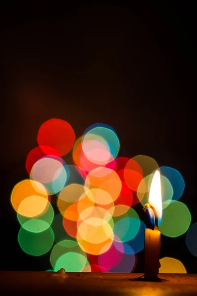 Свеча свет ночью с цветом bokeh — стоковое фото