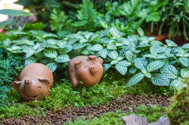 fil ve domuz bebeğin küçük bahçe içinde