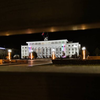 Merkez meydandaki beyaz ev.