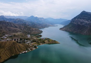 Dağıstan, Irganay rezervuarı ve Shamilkala köyü dağların arka planına karşı.