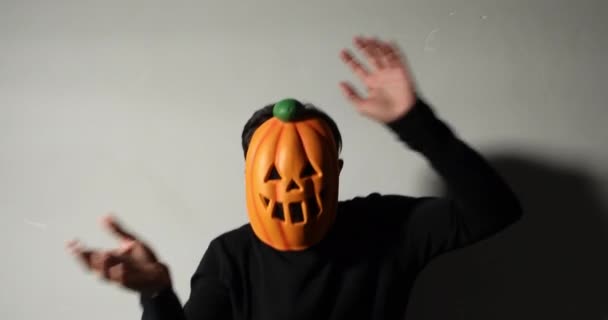 Man Met Halloween Pompoen Masker Dansen — Stockvideo
