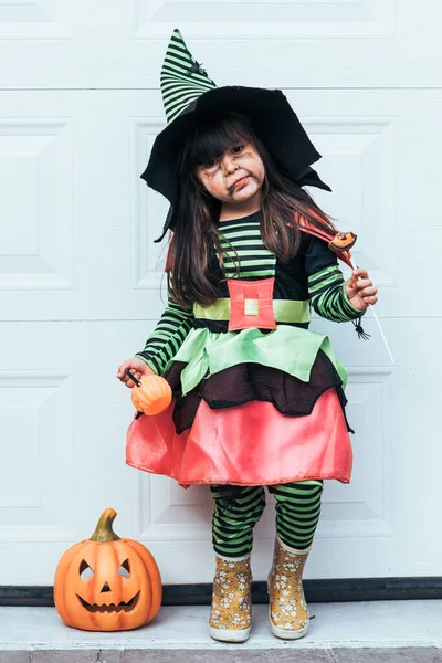 Chica Vestida Bruja Comiendo Dulces Celebrando Halloween Puerta Del Garaje —  Fotos de Stock