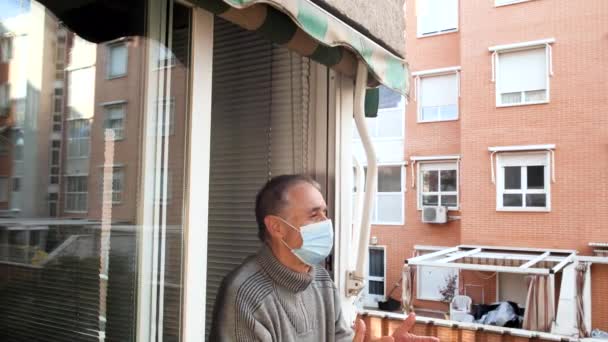Hombre Con Una Máscara Quirúrgica Aplaude Personal Médico Desde Balcón — Vídeo de stock