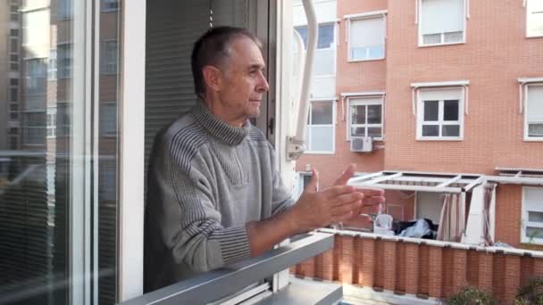 Людина Аплодує Медичному Персоналу Його Балкона Люди Аплодують Балконам Вікнам — стокове відео