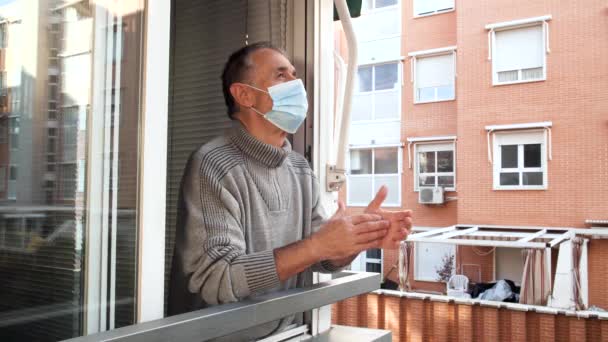Hombre Con Una Máscara Quirúrgica Aplaude Personal Médico Desde Balcón — Vídeo de stock