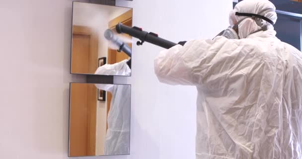 Mens Desinfecteert Het Interieur Van Een Huis Een Covid Coronavirus — Stockvideo