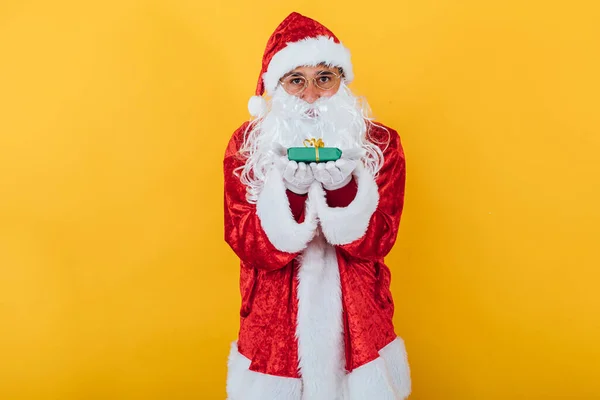 Papai Noel Segurar Presente Fundo Amarelo Conceito Natal — Fotografia de Stock