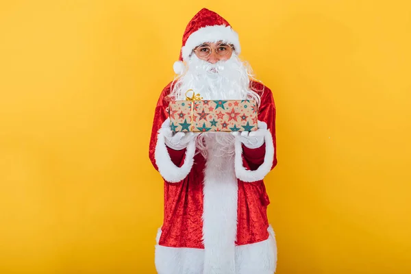 Papai Noel Segurar Presente Fundo Amarelo Conceito Natal — Fotografia de Stock