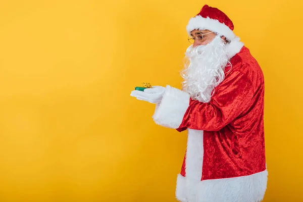 Papai Noel Segurar Presente Fundo Amarelo Conceito Natal — Fotografia de Stock
