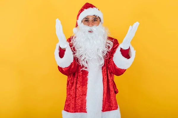 Santa Claus Ukazuje Žluté Pozadí Vánoční Koncept — Stock fotografie