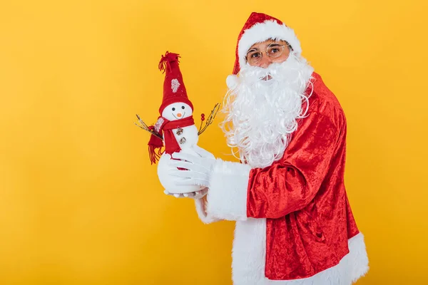 Papai Noel Segurando Boneco Neve Fundo Amarelo Conceito Natal — Fotografia de Stock