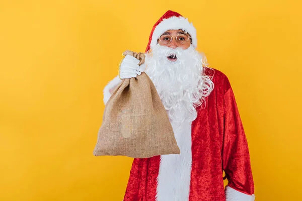 Papai Noel Segurando Saco Fundo Amarelo Conceito Natal — Fotografia de Stock