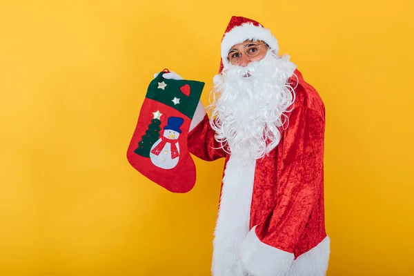Papai Noel Segurando Uma Meia Grande Fundo Amarelo Conceito Natal — Fotografia de Stock