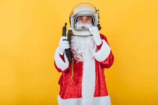 Weihnachtsmann Mit Astronautenhelm Auf Gelbem Hintergrund Weihnachtskonzept — Stockfoto