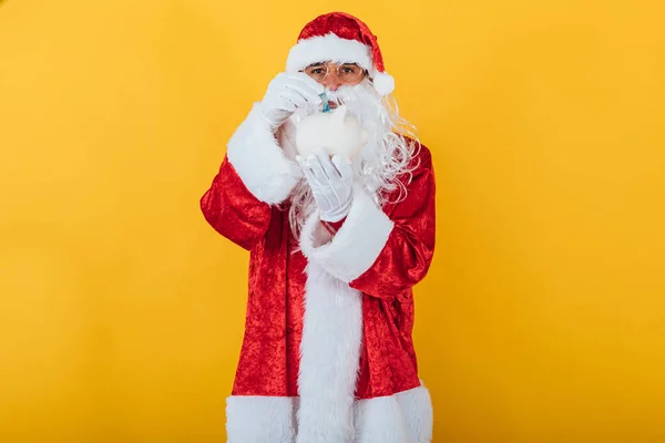 Papai Noel Jogando Uma Nota Banco Porquinho Fundo Amarelo Conceito — Fotografia de Stock