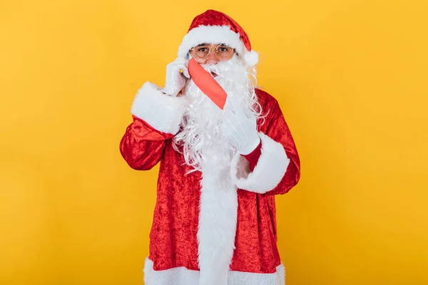 Papai Noel Colocando Uma Máscara Vermelha Fundo Amarelo Conceito Natal — Fotografia de Stock