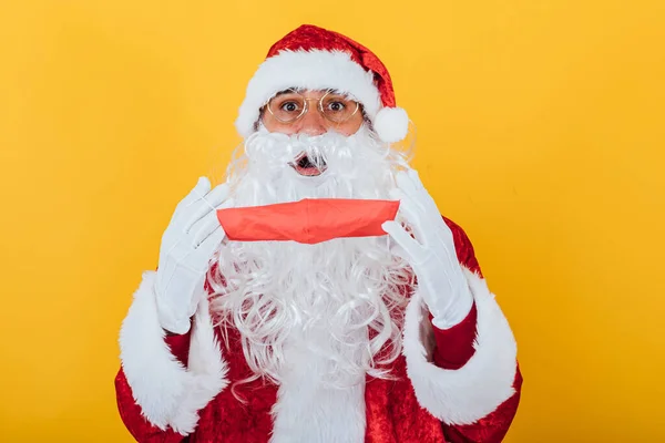 圣诞老人戴着红脸面具 背景是黄色的 圣诞节的概念 — 图库照片