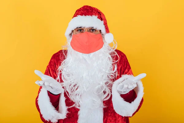 Papai Noel Usando Uma Máscara Vermelha Com Gesto Demissão Fundo — Fotografia de Stock