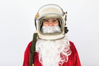 Beyaz arka planda astronot kaskı olan Noel Baba. Noel konsepti