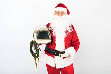 Beyaz arka planda astronot kaskı olan Noel Baba. Noel konsepti