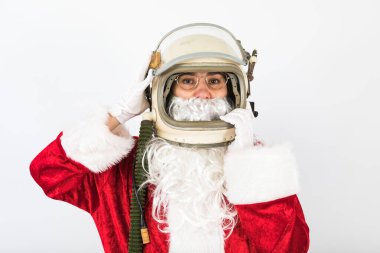 Beyaz arka planda astronot kaskı olan Noel Baba. Noel konsepti