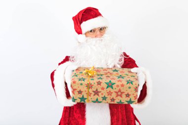 Noel Baba 'nın beyaz arka planda bir hediyesi var. Noel konsepti