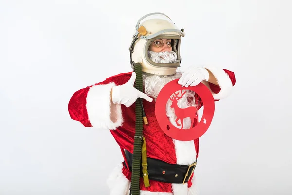 Der Weihnachtsmann Mit Astronautenhelm Hält Ein Rentier Verkehrsschild Auf Weißem — Stockfoto