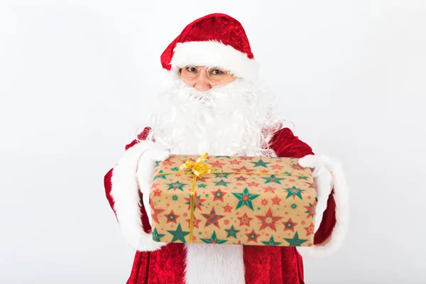 Άγιος Βασίλης Κρατήσει Ένα Δώρο Λευκό Φόντο Χριστουγεννιάτικη Ιδέα — Φωτογραφία Αρχείου